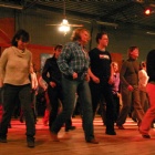 Vi lär er dansa Linedance till farten av modern countrymusik. En kraftfull musikanläggning lyfter taket om det behövs. En enormt rolig och uppskattad aktivitet, där alla kan vara med.